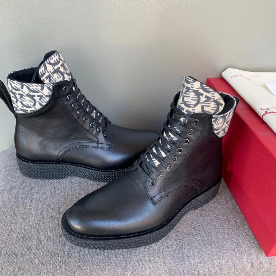[Ferragamo] Top P: 1000💰 Number of yards: 39~44 (38.45 custom-made, non-returnable) Ferragamo winter series, original 1:1 development, casual men's short boots. Made with heavy investment, shoes and boots are made of imported cowhide + imported Ferragamo special fabric. Black cowhide lining that is not easily deformed. Wear-resistant rubber outsole, black cowhide, black open edge beads, black frosted, brown suede. Factory craftsmanship, perfect products are only prepared for you who know taste! Any comparison is welcome!